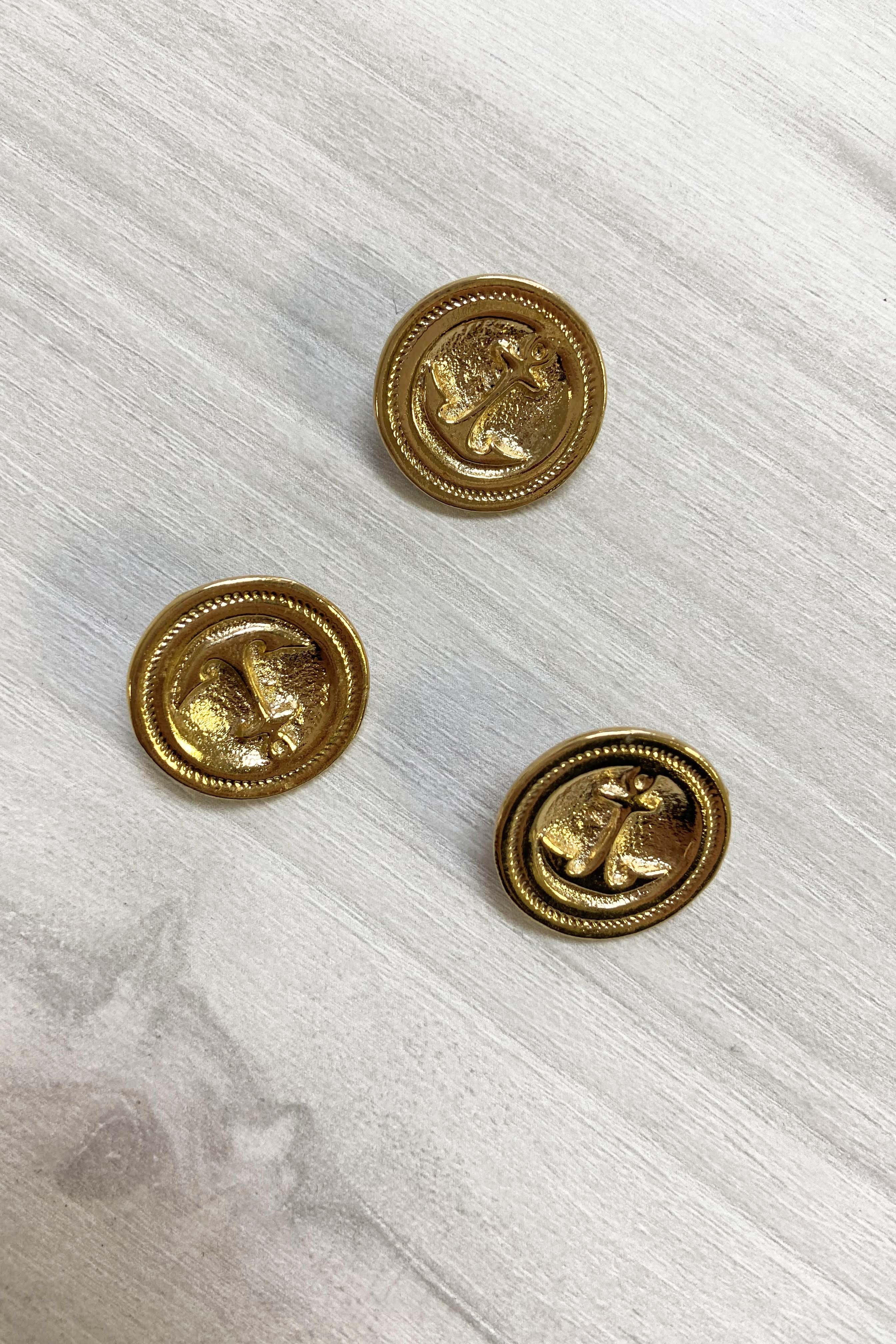 Anchor gold button 4 holes 22mm